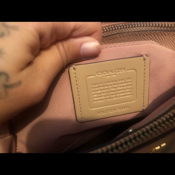 Pretty medium sized Coach bag with long strap - Picture 2 of 6